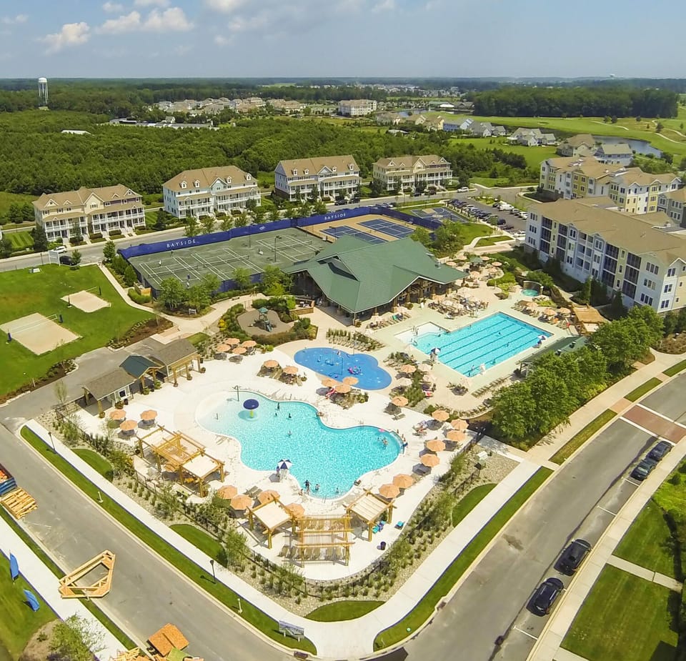 Sun Ridge Pool with Splash Park, two pools, hot tub, bar, cafe, tennis courts.
