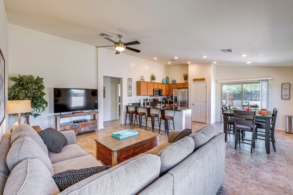 Living Room | Free WiFi | Cable TV