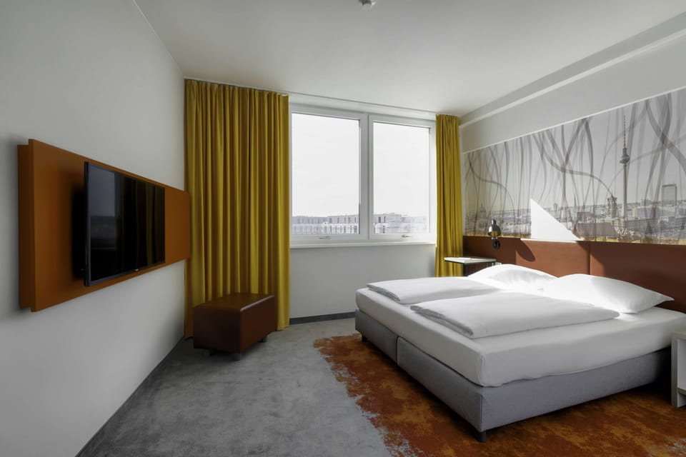 Standard Room, 1 King Bed | Hypo-allergenic bedding, blackout drapes, soundproofing