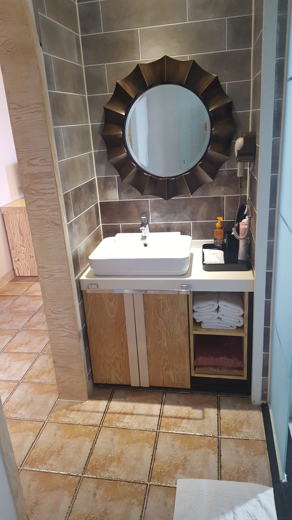 Bathroom sink