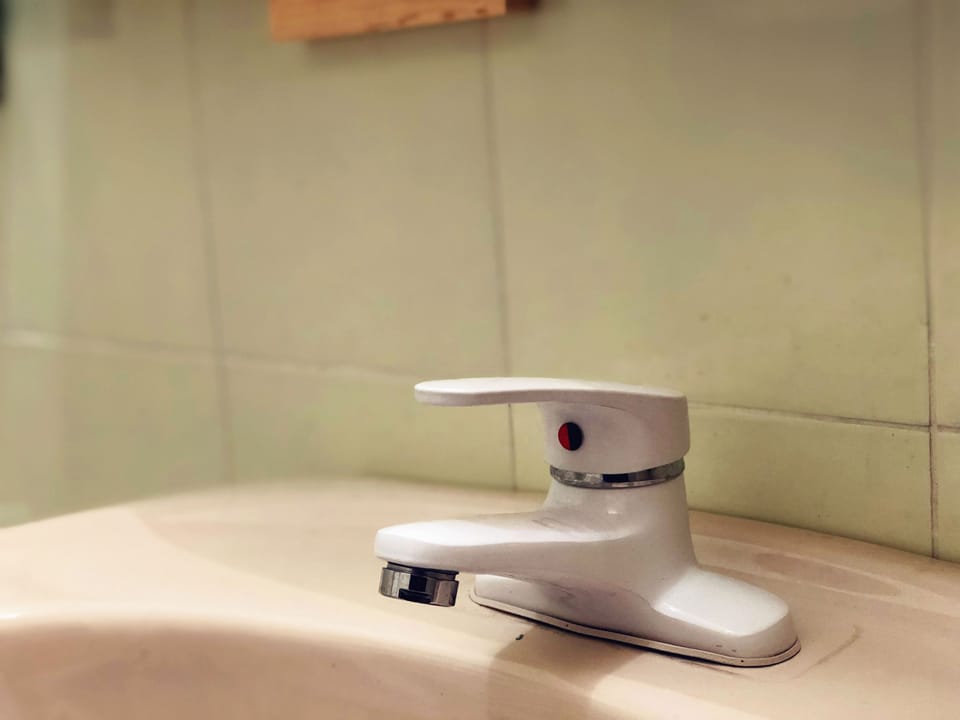 Senior Quadruple Room | Bathroom sink