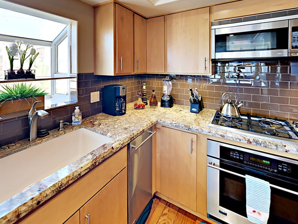 Full Kitchen for Cook's Delight