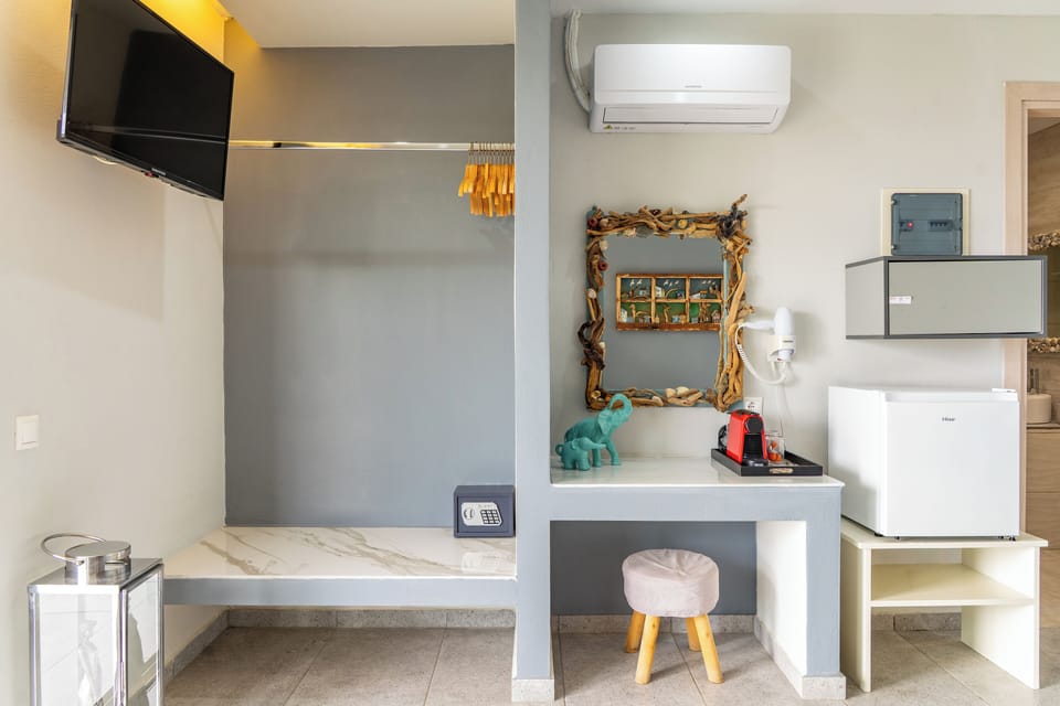 Double Room, 1 King Bed, Sea View | Minibar, in-room safe, desk, blackout drapes