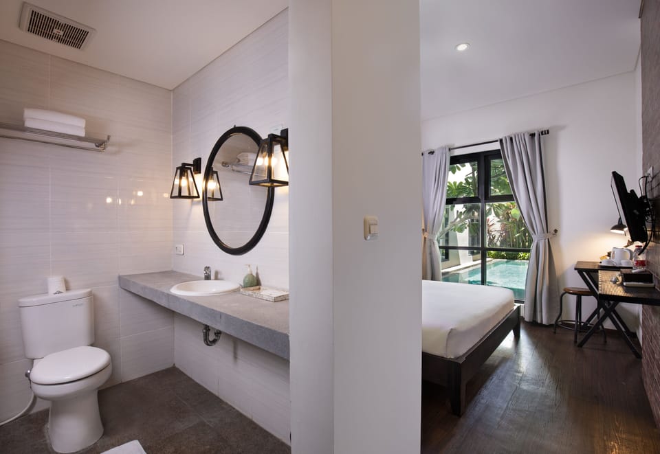 Deluxe Double Room, Pool View | Bathroom | Shower, free toiletries, towels