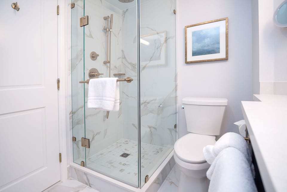 Executive Suite, 1 King Bed with Sofa bed (Sofa bed, Wet Bar) | Bathroom | Shower, rainfall showerhead, designer toiletries, hair dryer