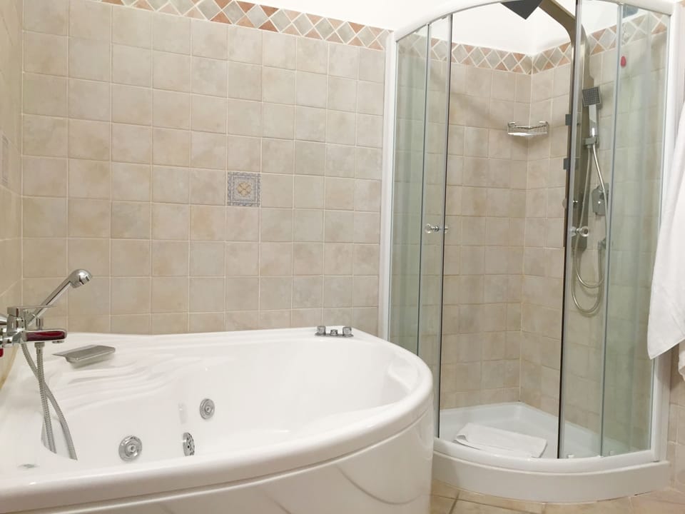 Double Room, Jetted Tub | Bathroom | Free toiletries, bidet