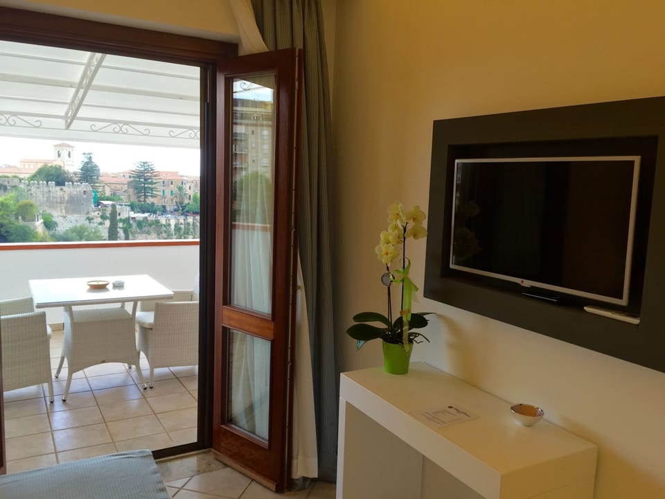 Panoramic Double or Twin Room, Sea View | Premium bedding, minibar, in-room safe, desk
