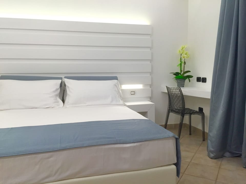 Double Room, Jetted Tub | Premium bedding, minibar, in-room safe, desk