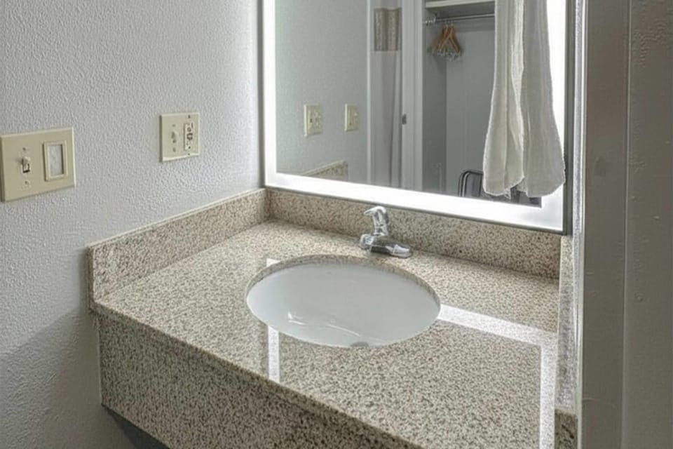 Combined shower/tub, free toiletries, hair dryer, towels
