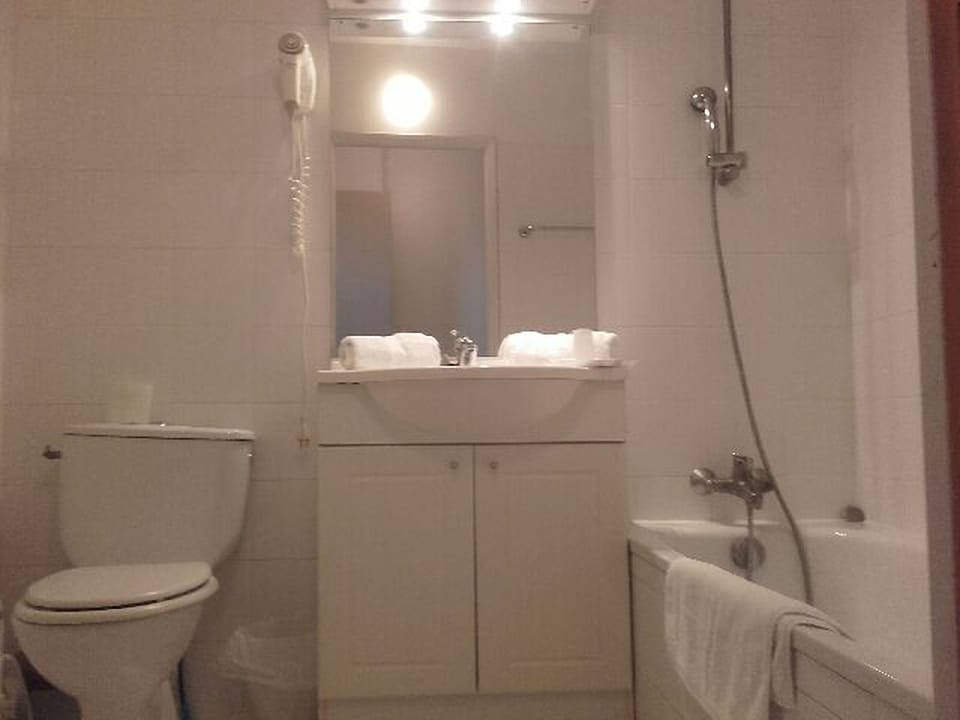 Basic Double Room, 1 Queen Bed | Bathroom | Free toiletries, hair dryer, towels