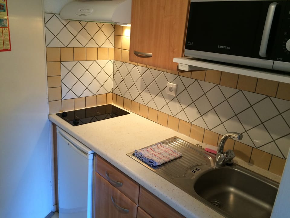 Studio | Private kitchen | Fridge, microwave, stovetop, cookware/dishes/utensils