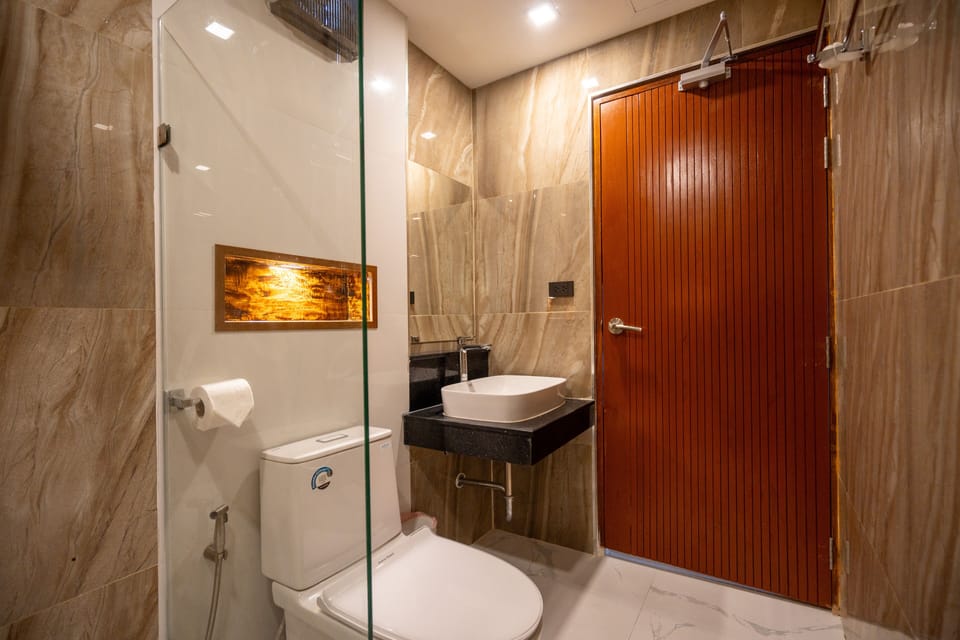 Deluxe Double Room, Pool View | Bathroom | Shower, free toiletries, hair dryer, towels