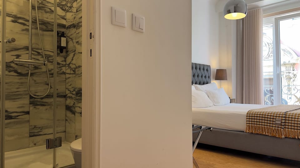 Small Double Room | Hypo-allergenic bedding, minibar, in-room safe, iron/ironing board