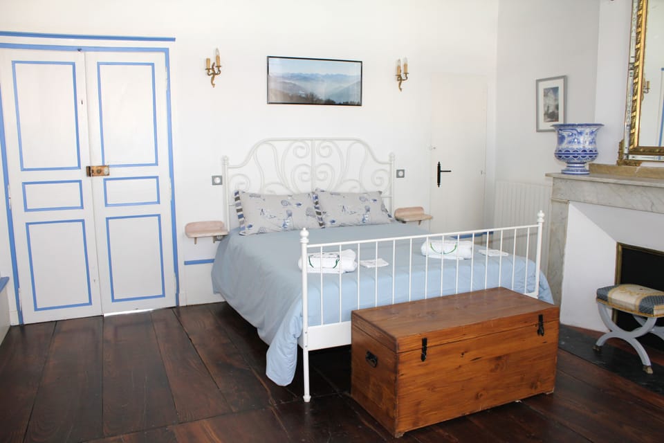 Family Suite | Premium bedding, desk, soundproofing, iron/ironing board