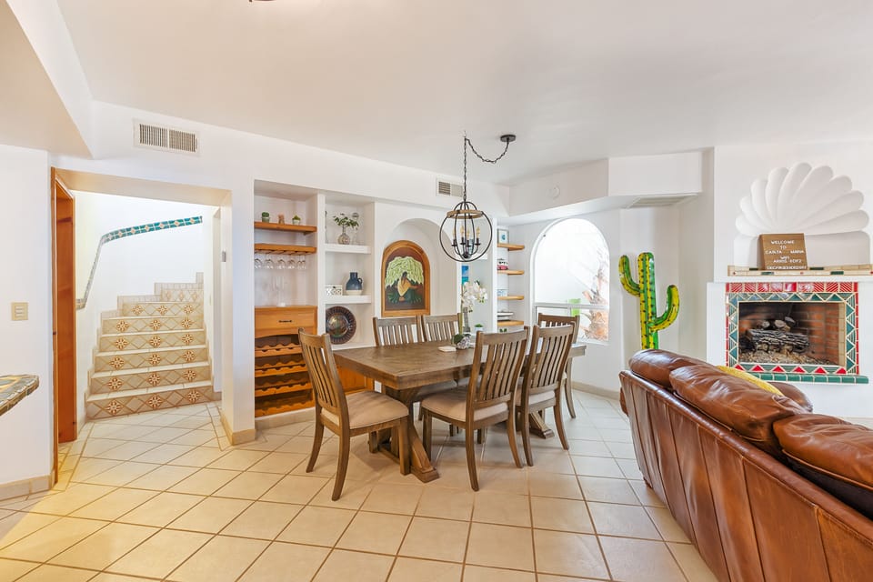 Family Townhome, 3 Bedrooms | Dining room