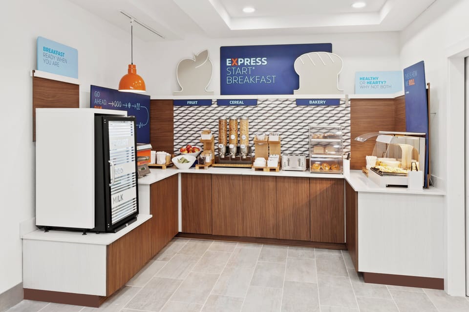 Free continental breakfast on weekdays