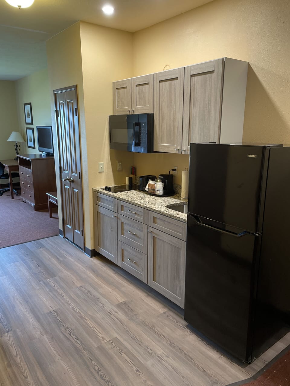 Room, 1 King Bed, Non Smoking (Efficiency) | Private kitchen | Fridge, microwave, coffee/tea maker