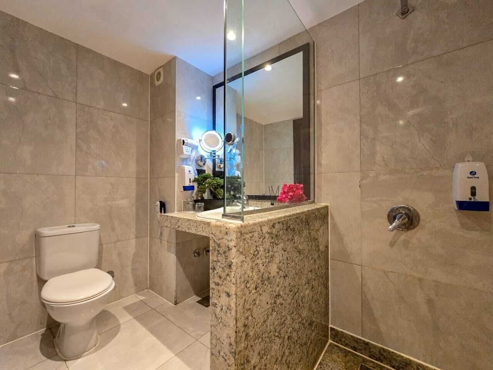 Deluxe Double or Twin Room, Garden View | Bathroom | Shower, rainfall showerhead, free toiletries, hair dryer