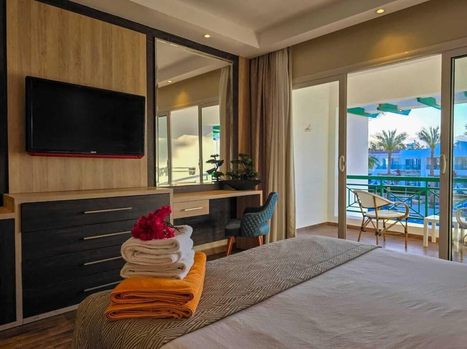 Deluxe Double or Twin Room, Pool View | Free minibar items, in-room safe, blackout drapes, iron/ironing board