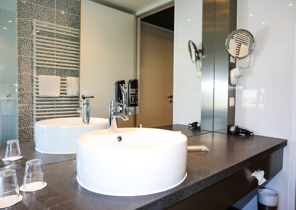 Superior Double Room, 1 Queen Bed, Non Smoking (Pannonia Superior) | Bathroom | Hair dryer, towels, soap, shampoo