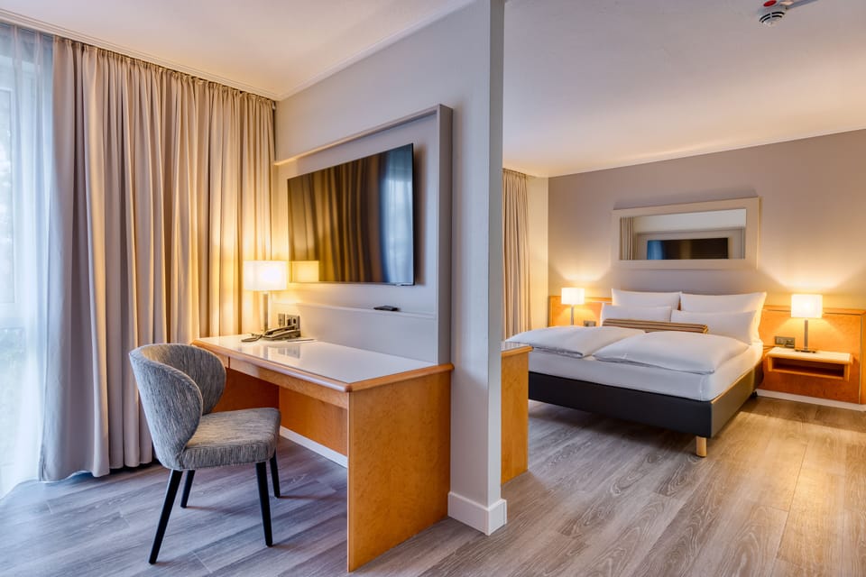Privilege, Suite, 1 Queen Bed | Hypo-allergenic bedding available, in-room safe, desk, laptop workspace