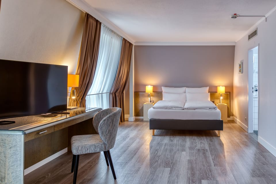 Privilege, Suite, 1 Queen Bed | Hypo-allergenic bedding, in-room safe, desk, laptop workspace