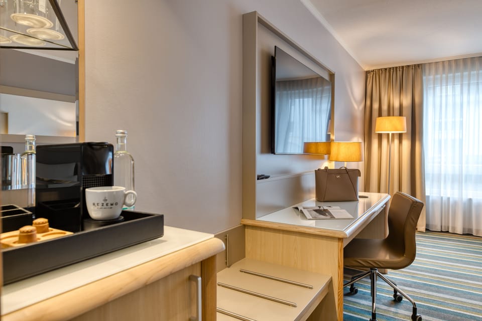 Standard Room, 1 Queen Bed | Hypo-allergenic bedding, in-room safe, desk, laptop workspace