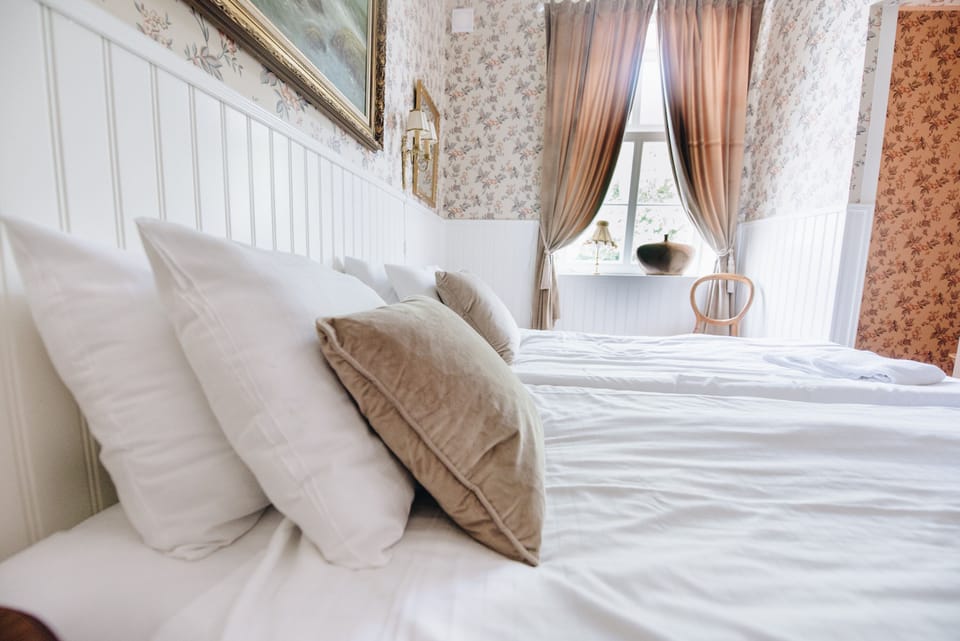 Double Room, Shared Bathroom | Blackout drapes, iron/ironing board (on request), WiFi (free)