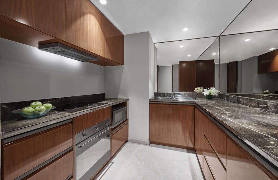 Premier Suite | Private kitchenette | Fridge, coffee/tea maker