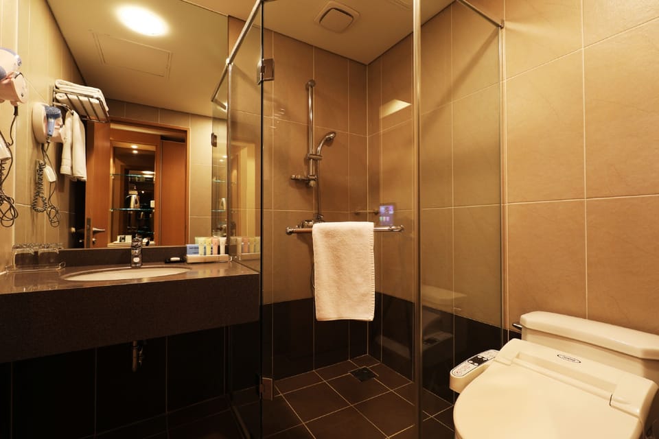Standard Family Twin Room | Bathroom shower