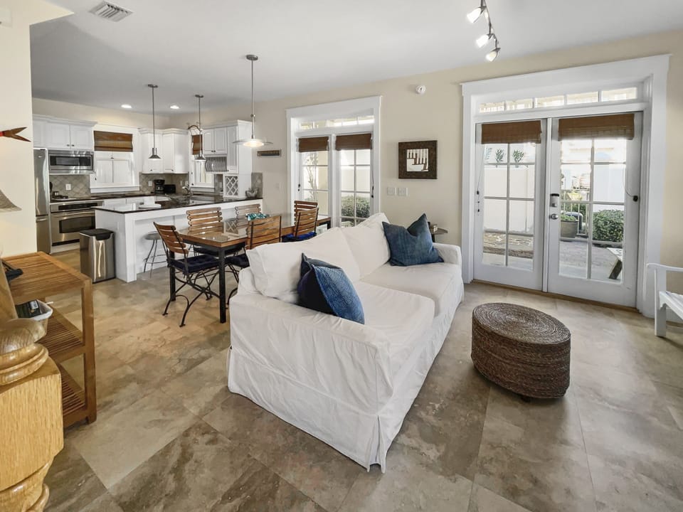 House, 2 Bedrooms | Living room | Smart TV