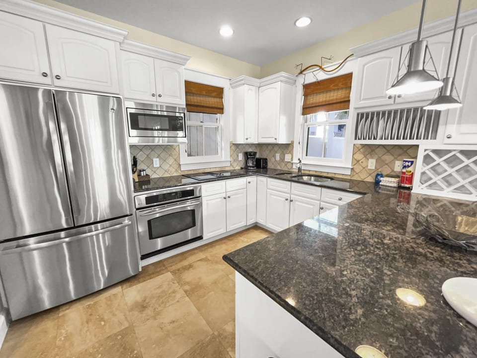 House, 2 Bedrooms | Private kitchen | Fridge, oven, stovetop, coffee/tea maker