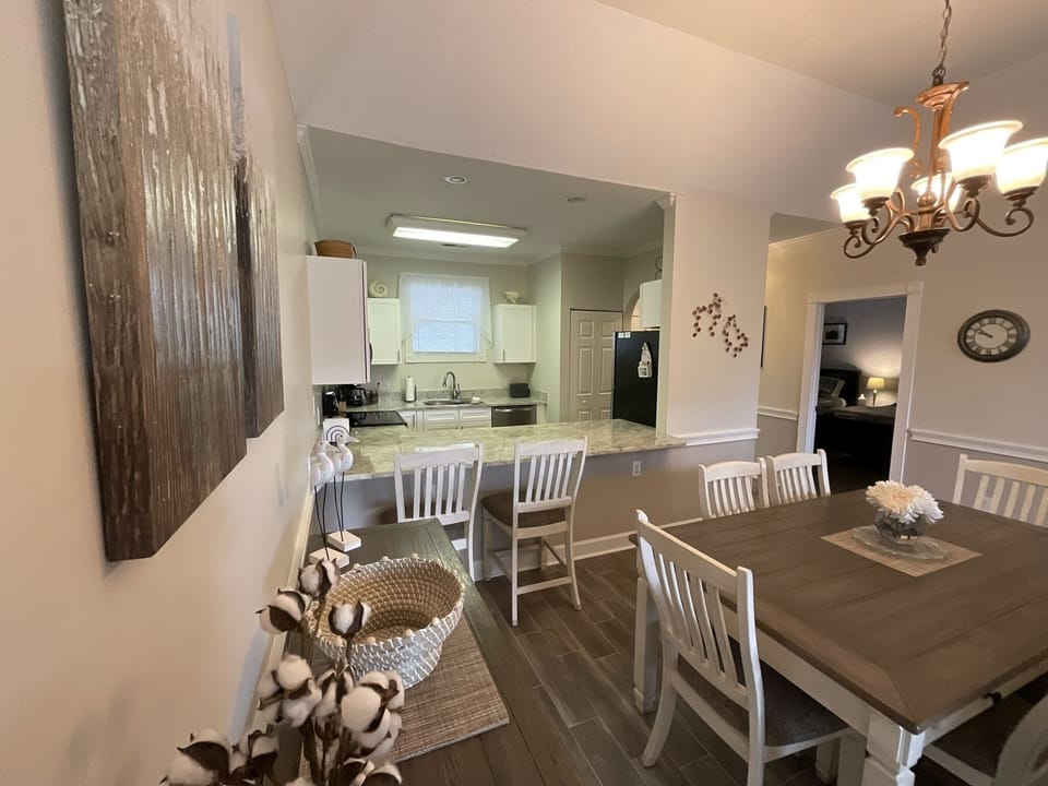 Condo, 2 Bedrooms | Dining
