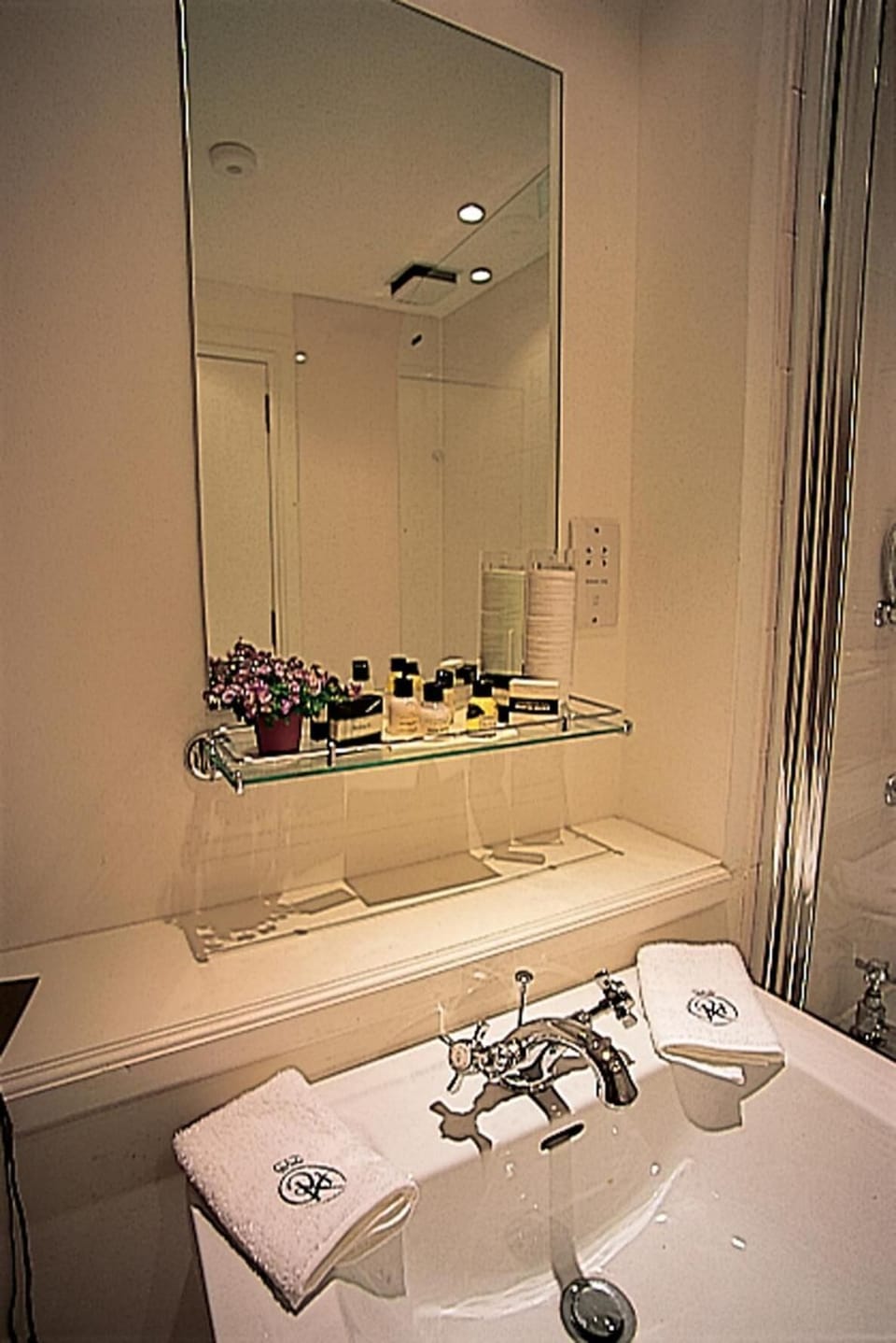 Combined shower/tub, free toiletries, hair dryer, towels