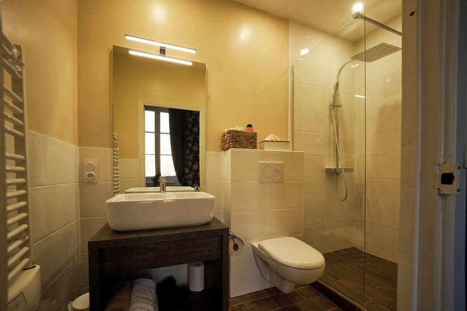 Deluxe Double Room (Montpazier) | Desk, iron/ironing board (on request), cribs (surcharge), WiFi (free)