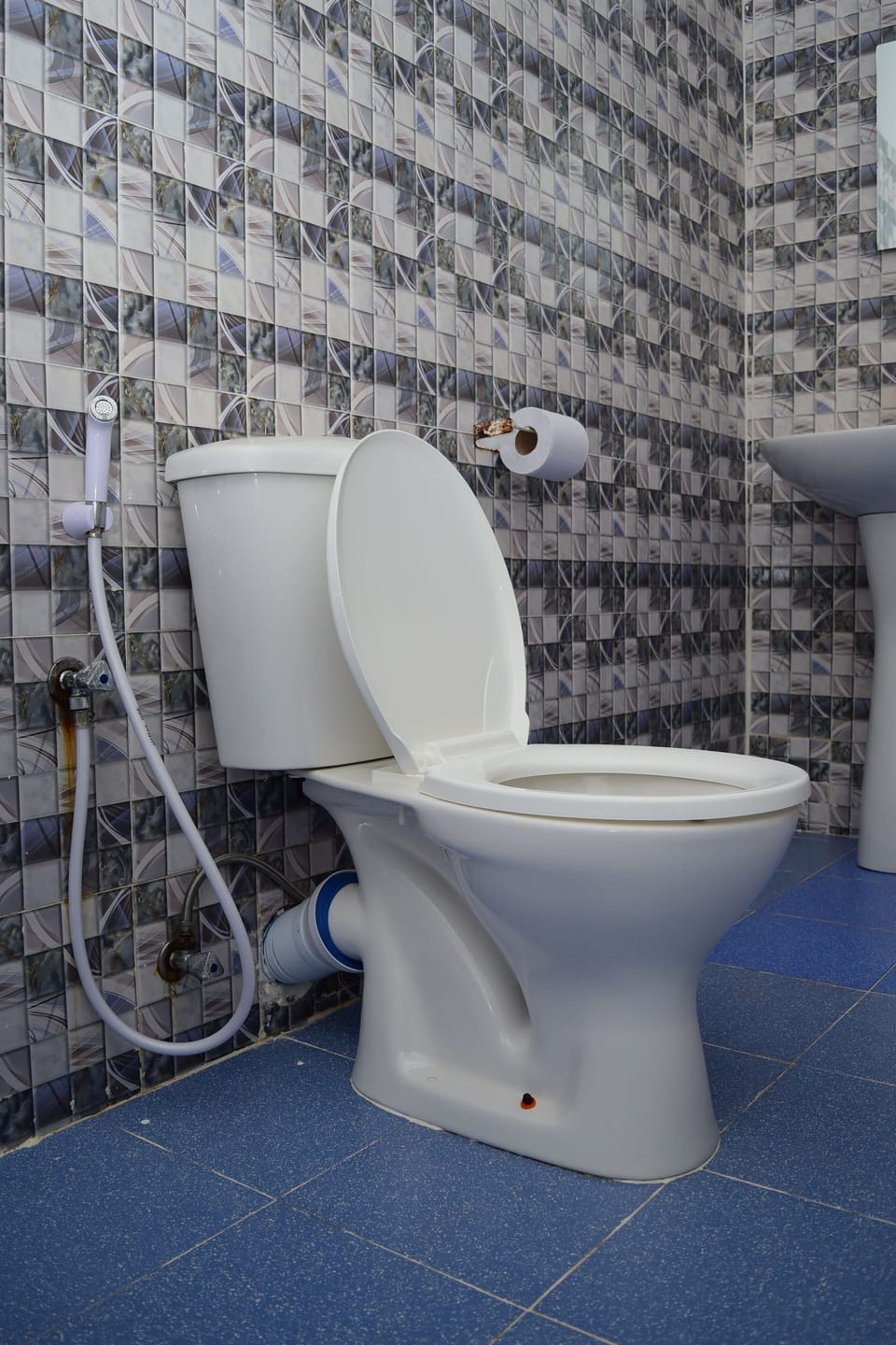 Shower, rainfall showerhead, free toiletries, towels