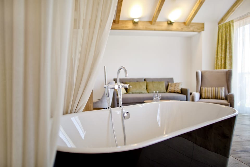 Suite, Balcony | In-room safe, desk, WiFi (free), bed sheets