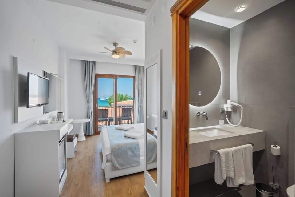 Standard Room, Sea View | Minibar, in-room safe, desk, laptop workspace