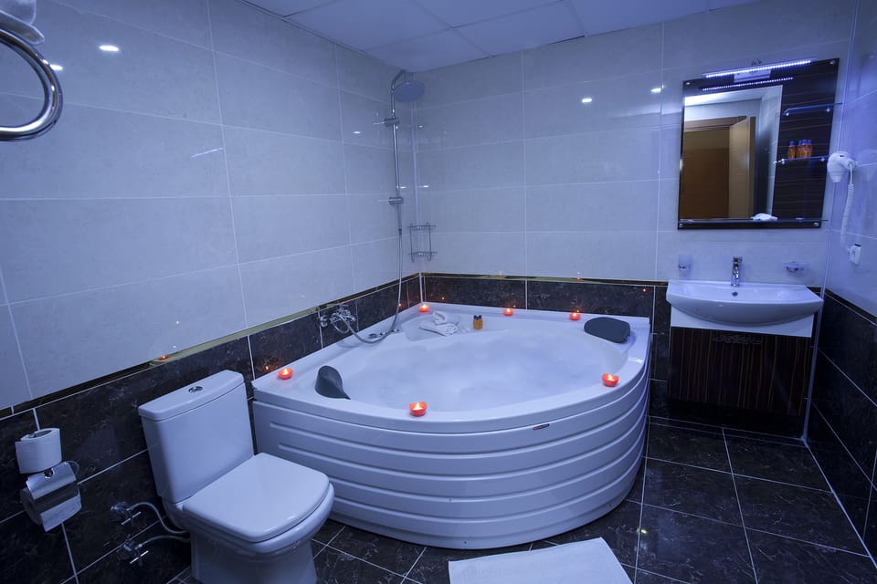 Junior Suite | Bathroom | Hair dryer, slippers