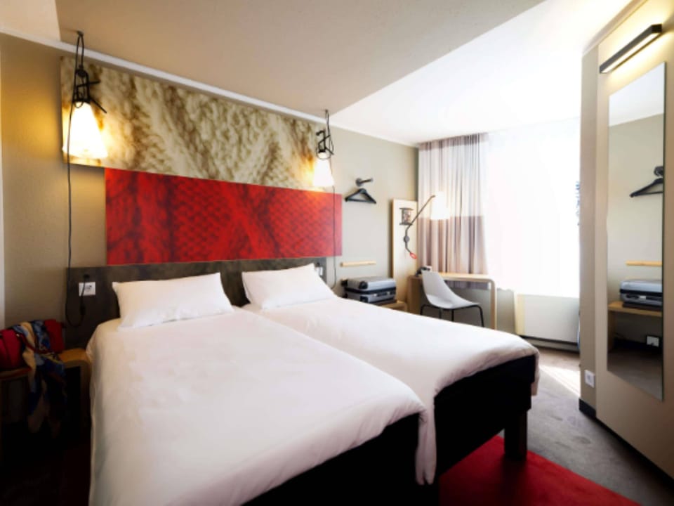 Standard Room, 2 Twin Beds | Hypo-allergenic bedding, desk, soundproofing, free WiFi