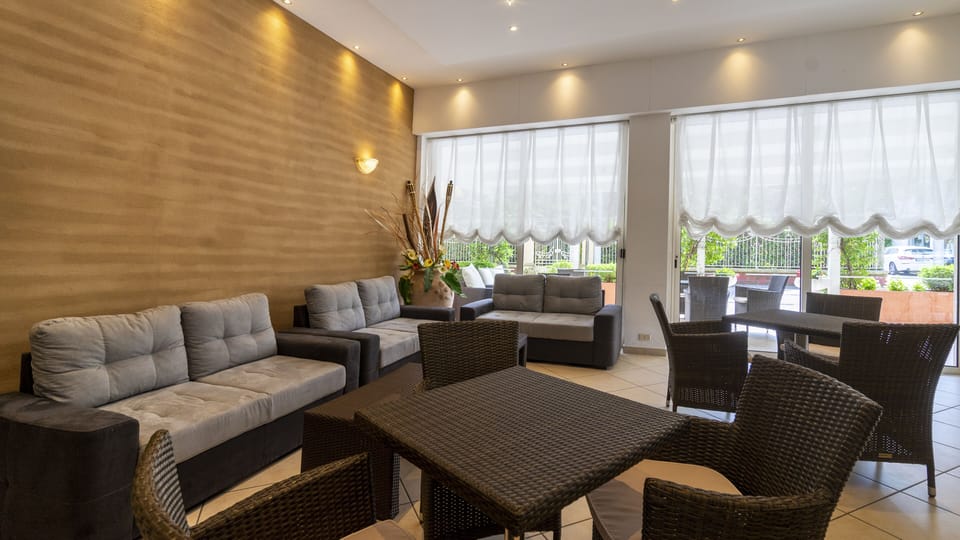 Alfresco dining, open daily