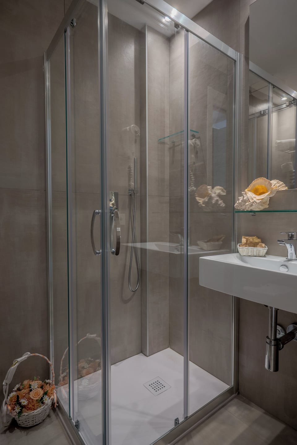 Superior Double or Twin Room, City View, Corner | Bathroom | Shower, rainfall showerhead, free toiletries, hair dryer