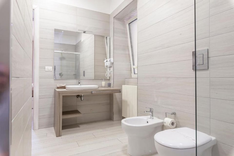 Family Suite | Bathroom | Shower, free toiletries, hair dryer, bidet