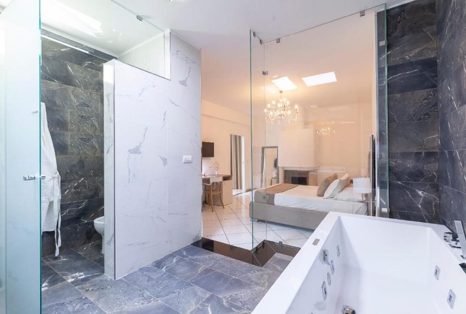 Deluxe Suite, Hot Tub | Bathroom | Shower, free toiletries, hair dryer, bidet