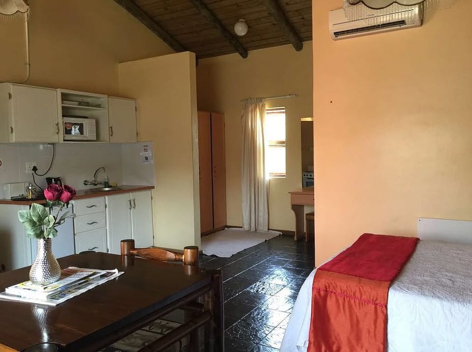 Rondawel with Kitchen | In-room dining
