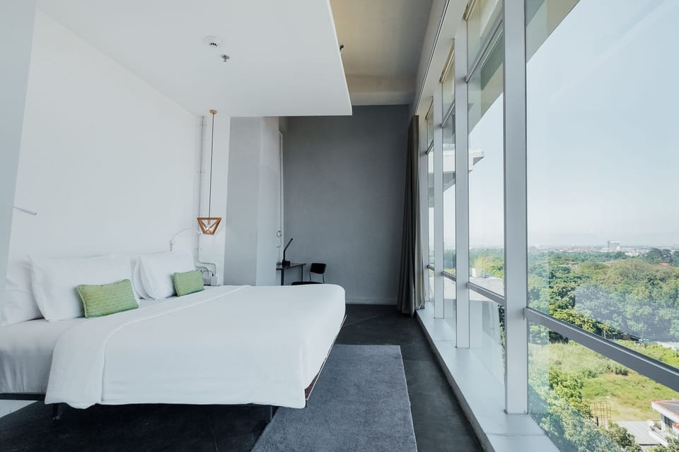 Grand Deluxe Room | Minibar, in-room safe, individually decorated, individually furnished