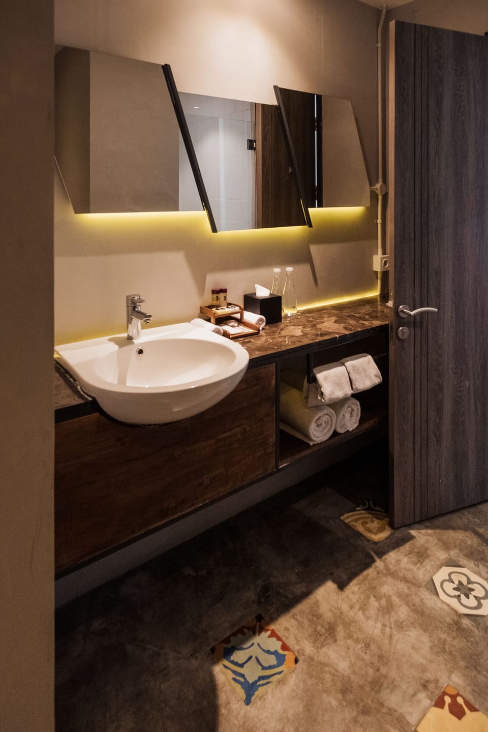 Grand Deluxe Room | Minibar, in-room safe, individually decorated, individually furnished