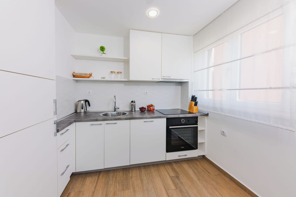Coffee/tea maker, fridge, stovetop, dishwasher