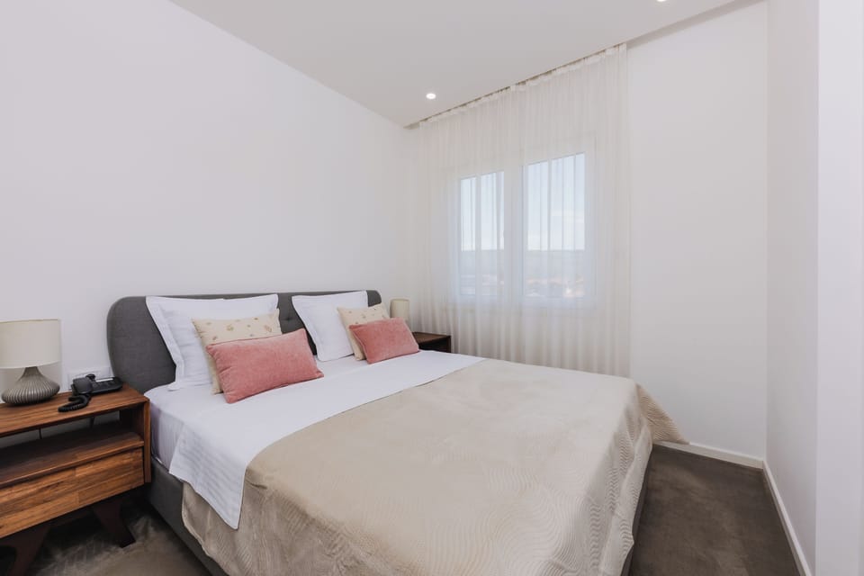 Deluxe Double Room | Minibar, in-room safe, soundproofing, iron/ironing board