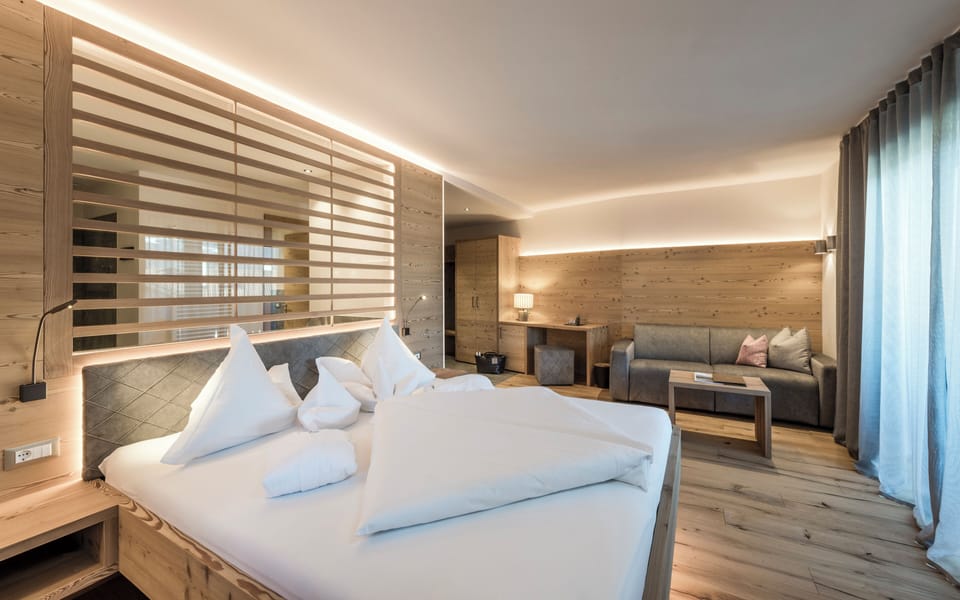 Junior Double Room, Balcony | In-room safe, WiFi (free), bed sheets